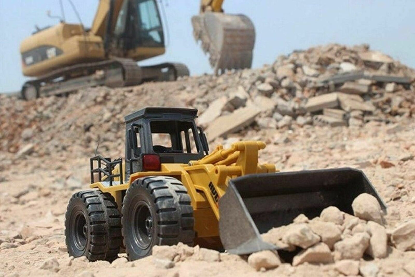 Huina CY1520 2.4G 6ch RC Bulldozer with Die Cast Bucket Construction Vehicle Toy
